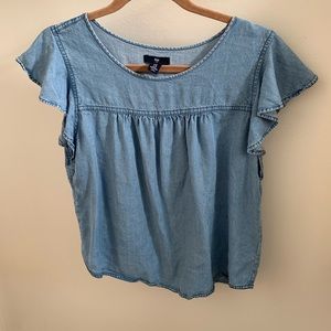 ☁️☁️Light wash denim top with ruffle sleeves ☁️☁️